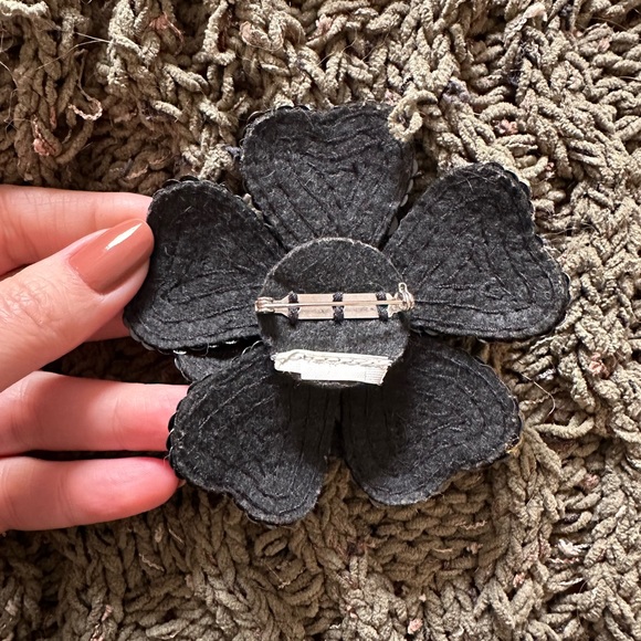 Black Elegant Sequins Brooch - Picture 5 of 6